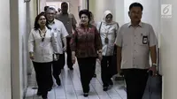 Menteri Kesehatan Nila Moeloek menjenguk pasien yang dicurigai terkena penyakit difteri di Rumah Sakit Penyakit Infeksi (RSPI) Prof Dr Sulianti Saroso, Jakarta, Senin (11/11). (Liputan6.com/Faizal Fanani)