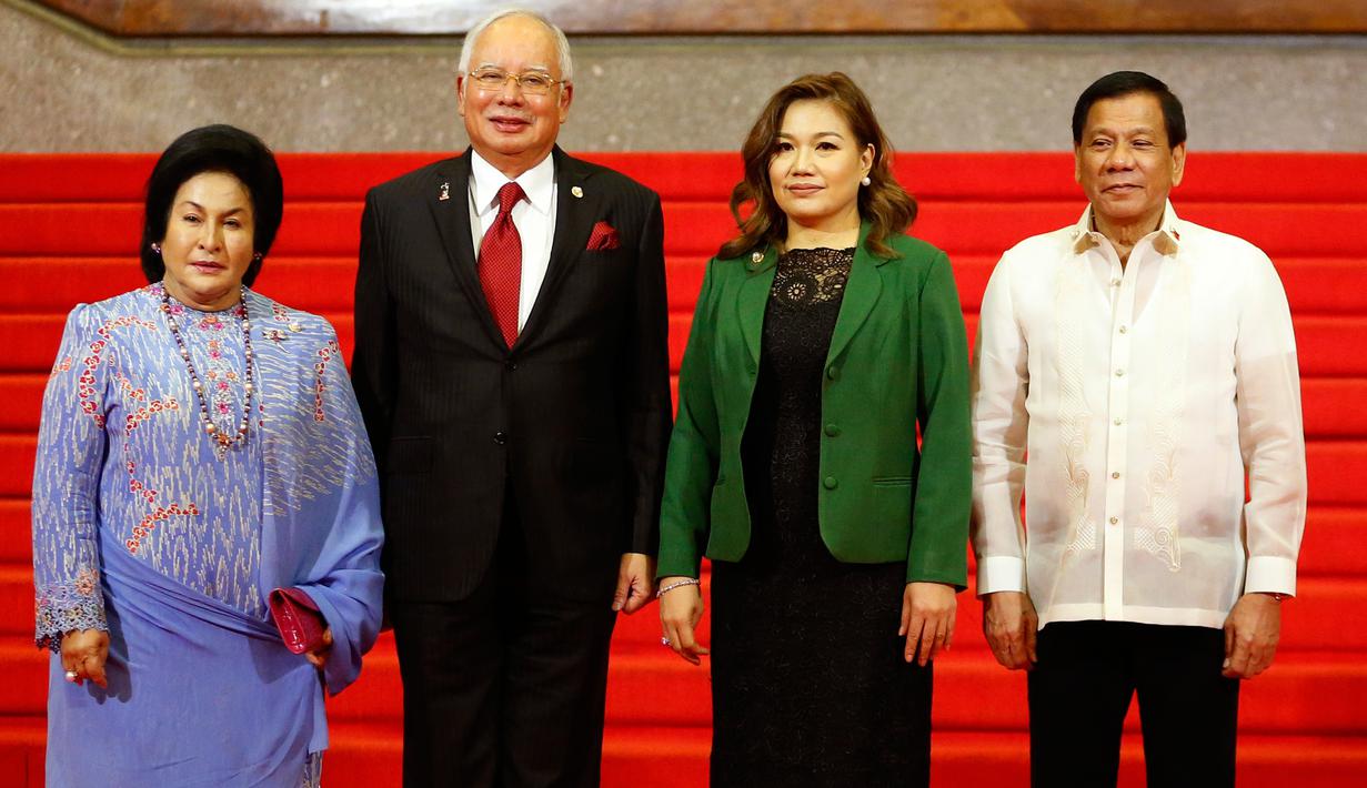 Presiden Filipina Rodrigo Duterte didampingi pasangannya, Honeylet Avancena, menunggu para pemimpin negara-negara anggota ASEAN yang akan menghadiri KTT ke-30 ASEAN di Manila, Filipina, Sabtu (29/4). (AP Photo / Bullit Marquez)
