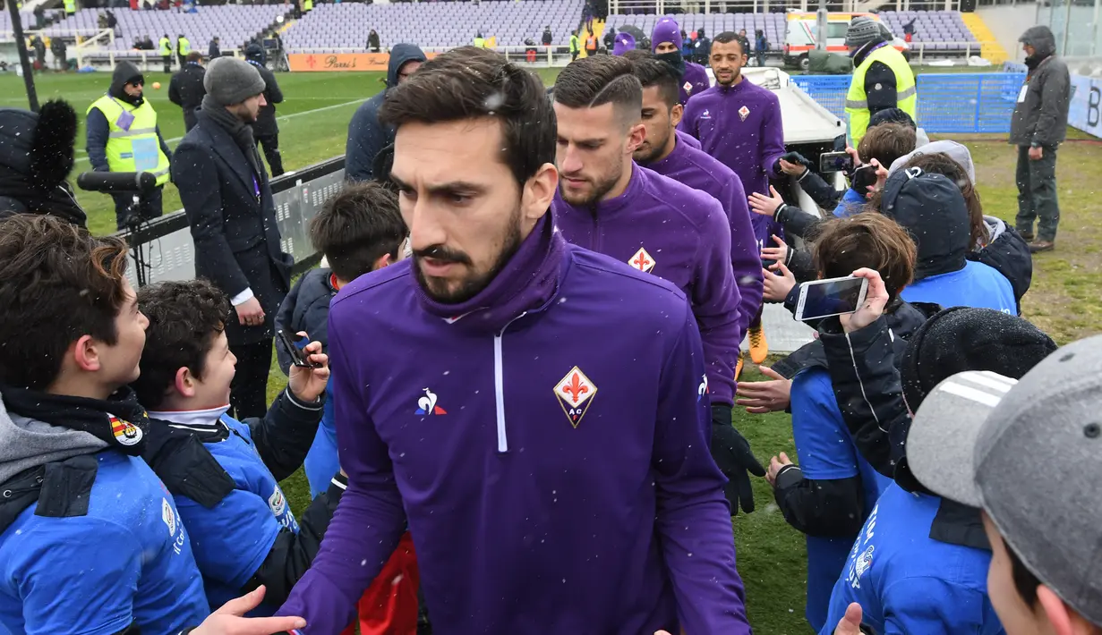 Foto pada tanggal 25 Februari 2018, Kapten Fiorentina Davide Astori bersama timnya memasuki lapangan jelang pertandingan melawan Chievo di Florence. Davide Astori ditemukan meninggal di kamarnya. (AFP Photo/Claudio Giovannini)