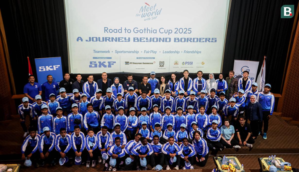 Sejumlah pemain Papua Football Academy (PFA) berfoto bersama dengan SD Srengseng 01 Jakarta dan Akademi Persib Cimahi saat acara pelepasan menuju Gothia Cup 2025 di Ruang Teater Kemenpora RI, Jakarta, Jumat (11/07/2025). (Bola.com/Bagaskara Lazuardi)
