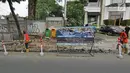 Pekerja menyelesaikan proyek revitalisasi trotoar di kawasan Kemang, Jakarta, Jumat (29/6/2019). Revitalisasi trotoar Kemang ditargetkan selesai pada November 2019. (Liputan6.com/Herman Zakharia)