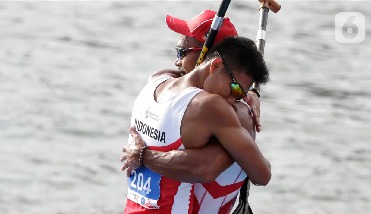 Pasangan Indonesia, Anwar Tara dan Yuda Firmansyah, selebrasi usai menjadi yang tercepat pada SEA Games 2019 cabang kano nomor 1000 meter putra di Subic, Filipina, Jumat (6/12/2019). Pasangan Indonesia berhasil meraih medali emas. (Bola.com/M iqbal Ichsan)