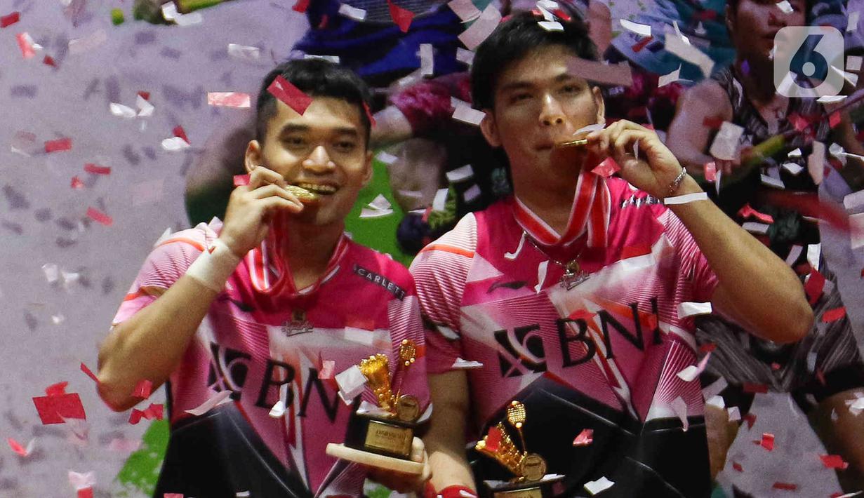 Pebulu tangkis ganda putra Indonesia Leo Rolly Carnando/Daniel Marthin berpose dengan trofi Indonesia Masters 2023 di Istora Senayan, Jakarta Pusat, Minggu (29/1/2023). Leo Rolly Carnando/Daniel Martin keluar sebagai juara Indonesia Masters 2023 seusai mengandaskan pasangan China, He Ji Ting/Zhou Hao Dong dua game langsung dengan skor 21-17, 21-16.  (Liputan6.com/Herman Zakharia)