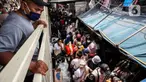 Seorang pria mengamati dari atas kerumuman pengunjung yang memadati Pasar Tanah Abang, Jakarta Pusat, Minggu (2/5/2021). Pusat Grosir Pasar Tanah Abang ramai didatangi pengunjung yang berbelanja menjelang Lebaran dengan berdesak-desakan tanpa jaga jarak. (Liputan6.com/Johan Tallo)