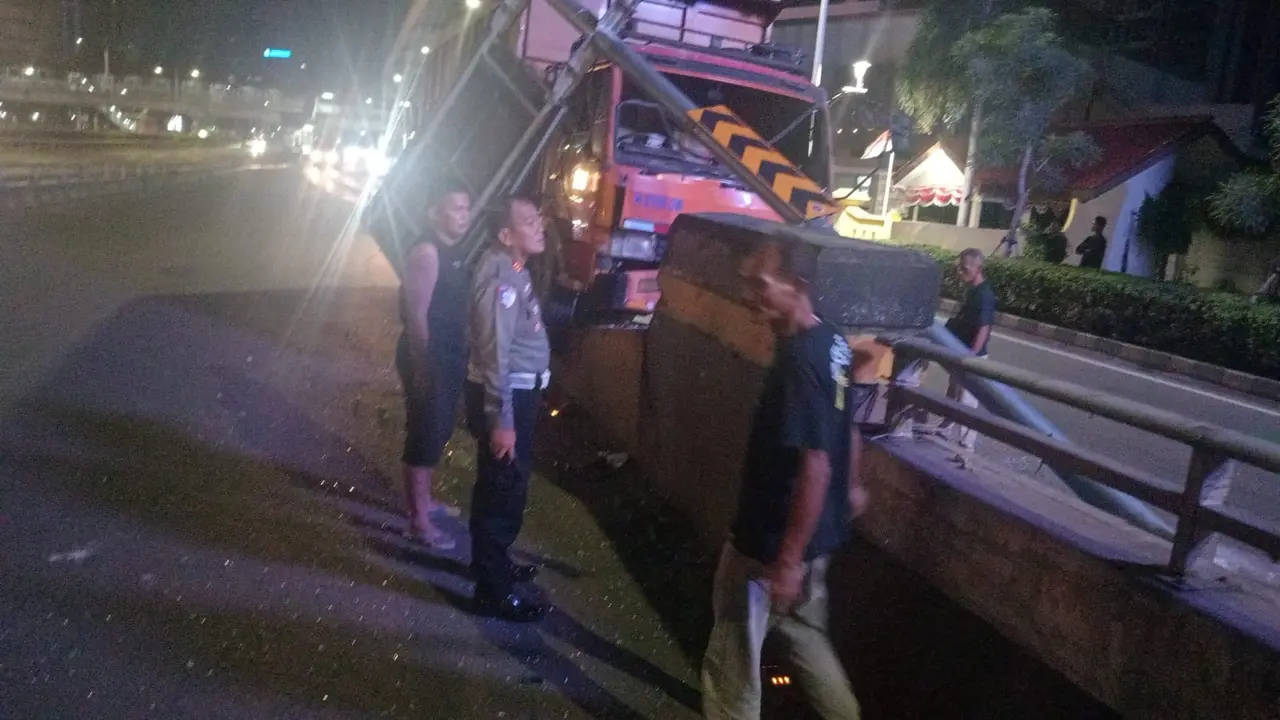 Kecelakaan Truk Hantam Pembatas Jalan di Gatot Subroto, Rambu Jalan Ambruk