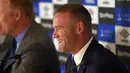 Wayne Rooney tersenyum saat konferensi pers di Goodison Park di Liverpool (10/8). Wayne Rooney memutuskan hengkang dari Manchester United setelah tersisih dari tim inti karena kalah bersaing dengan pemain muda. (AFP Photo/Paul Ellis)