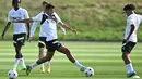 Gelandang Manchester City, Rodri (tengah) mengambil bagian dalam sesi latihan di City Football Academy, di Manchester, Inggris (5/9/2022). Manchester City akan bertanding melawan Sevilla pada Grup G Liga Champions di Estadio R. Sanchez Pizjuan. (AFP/Oli Scarff)