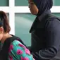 Tersangka Siti Aisyah tiba untuk menjalani sidang lanjutan pembunuhan Kim Jong-nam di Departemen Kimia Malaysia, Petaling Jaya, Kuala Lumpur, (9/10). Sidang beragendakan pemeriksaan barang bukti yang diduga terpapar racun VX. (AP Photo/Sadiq Asyraf)