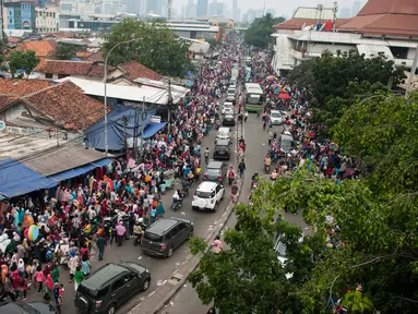 Sejumlah pedagang kaki lima (PKL) berjualan di trotoar Jalan Jati Baru, kawasan Tanah Abang, Jakarta, Kamis (11/5). Keberadaan pedagang yang berjualan menganggu akses pejalan kaki dan kendaraan yang melintas di kawasan itu. (Liputan6.com/Gempur M Surya)