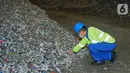Tumpukan sampah melalui serangkaian proses seperti pencacahan dan pencampuran untuk mendapatkan tingkat kelembaban dan nilai kalori yang sesuai agar dapat dimanfaatkan sebagai bahan bakar alternatif di SBI Pabrik Narogong, Jawa Barat (25/2/2022). (Liputan6.com/HO/SIG)