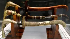 Sejumlah rencong terlihat dipajang jelang pameran persenjataan tradisional di Museum Aceh, Banda Aceh, Aceh, Jumat (15/10/2021). Disbudpar Aceh melalui UPTD Museum Aceh menggelar Pameran Senjata 2021 untuk pertama kalinya secara virtual pada 16 Oktober 2021. (CHAIDEER MAHYUDDIN/AFP)