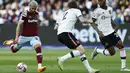 Pemain West Ham United, Said Benrahma (kiri), menendang bola ke gawang MU dan membuahkan gol dalam laga pekan ke-35 Premier League 2022/2023 yang berlangsung di London Stadium, Senin (8/5/2023) dini hari. (AFP/Ian Kington)