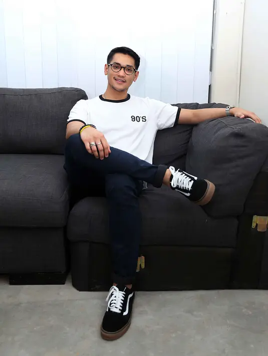 Tidak hanya belasan ribu foto yang tersimpan dalam handphonenya. Tapi juga puluhan ribu lagu tersimpan. Lelaki yang suka mendengarkan musik itu mengaku, lagu sangat penting buat dirinya  untuk menemani beraktivitas. (Nurwahyunan/Bintang.com)