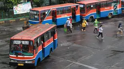 Angkutan Metromini menunggu penumpang di Terminal Blok M, Jakarta, Jumat (12/4). Kepala Bidang Angkutan Darat (BAD) Dinas Perhubungan DKI Jakarta Masdes Aerofi mengatakan setidaknya pada 2019 ini ada 312 bus sedang yang akan bekerja sama dengan Jak Lingko. (Liputan6.com/Immanuel Antonius)