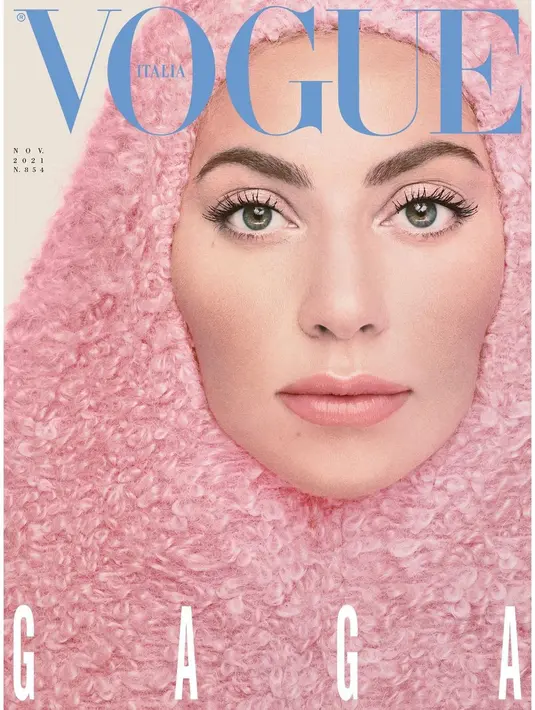 Berbalut busana dari Maison Valentino Haute Couture, Lady Gaga tampil serba pink di area kepala. Potret ini dipilih menjadi salah satu sampul yang menggambarkan perannya yang kuat di House of Gucci.
