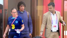 Bek Inggris, Trent Alexander-Arnold (tengah) meninggalkan hotel tim di Doha (11/12/2022). Timnas Inggris langsung meninggalkan Qatar usai tersingkir di gelaran Piala Dunia 2022, Minggu (11/12/2022). Kekalahan 1-2 atas Prancis di babak perempat final menghentikan langkah Inggris  di Piala Dunia 2022.  (AFP/Paul Ellis)