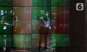 Aktivitas pekerja di depan layar Indeks Harga Saham Gabungan (IHSG) di BEI, Jakarta, Senin (3/1/2022). Pada pembukan perdagagangan bursa saham 2022 Indeks Harga Saham Gabungan (IHSG) langsung menguat 7,0 poin atau 0,11% di level Rp6.588,57. (Liputan6.com/Angga Yuniar)