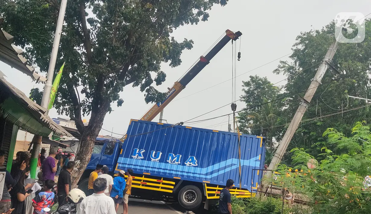 Dia mengatakan tiang listrik aliran atas yang ditabrak truk itu menghalangi lintas jalur rel sehingga KRL tidak bisa melintas. (Liputan6.com/Angga Yuniar)