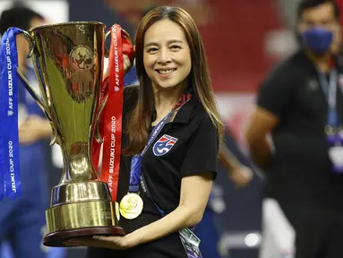 Manajer Timnas Thailand, Nualphan Lamsam, mendadak menjadi sorotan di ajang Piala AFF 2020. Tidak hanya di negaranya, Wanita yang akrab disapa madam Pang ini juga viral di Indonesia. (AP/Suhaimi Abdullah)
