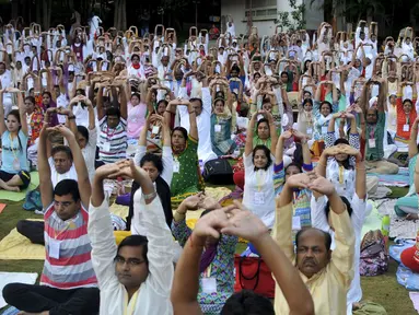Sejumlah orang berpartisipasi dalam sesi yoga menjelang peringatan Hari Yoga Sedunia, di Art of Living ashram di Bengaluru, India, Sabtu (13/5/2015). Hari Yoga Dunia dirayakan pada 21 Juni. (REUTERS/Abhishek N. Chinnappa)