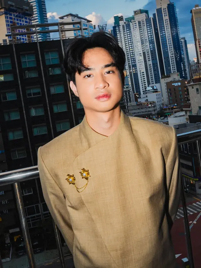 Devano kenakan beskap di Busan Internasional Film Festival. [@armanfebryan]