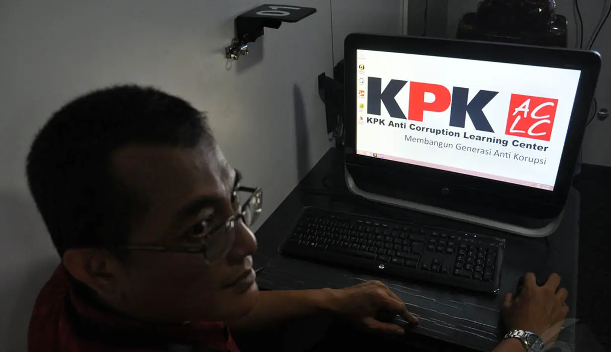 Bus berwarna hitam itu dilengkapi dengan berbagai fitur untuk pembelajaran anti korupsi, Jakarta, (14/10/14). (Liputan6.com/Miftahul Hayat) 