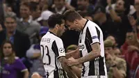 Penyerang Juventus, Mario Mandzukic (kanan), merayakan gol ke gawang Real Madrid pada final Liga Champions dengan Dani Alves, 3 Juni lalu. Mandzukic membantah Alves bertengkar dengan Leonardo Bonucci. (AFP/Javier Soriano)