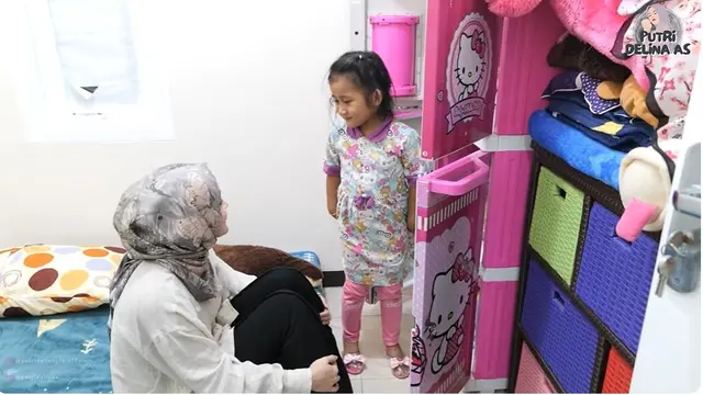8 Potret Putri Delina Ziarah Makam Ibunda, Kunjungi Bintang Adik Sambungnya