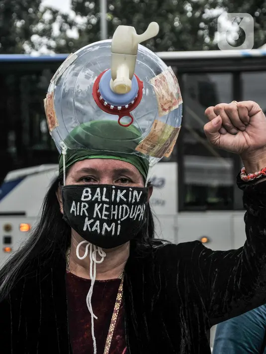 Massa yang tergabung dalam Koalisi Masyarakat Menolak Swastanisasi Air Jakarta (KMMSAJ) saat menggelar aksi Peringatan Hari Air Sedunia di depan Balai Kota, Jakarta Pusat, Selasa (22/3/2022). Mereka menuntut Anies Baswedan menghentikan privatisasi air di Ibu Kota. (merdeka.com/Iqbal S Nugroho)