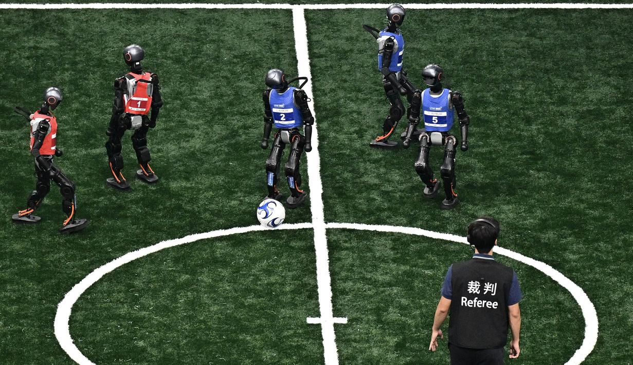 Robot nomor 1 Hephaestus Universitas Tsinghua menjadi pencetak satu-satunya gol melalui tendangan keras jarak jauh pada pertengahan babak pertama. Hal itu jarang terjadi di turnamen karena sebagian besar gol berasal dari dorongan lembut di dekat gawang. (AFP/Pedro Pardo)