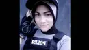 Meski berkarier sebagai polisi, dara cantik 22 tahun ini tetap nyaman dengan hijab yang menutupi mahkotanya tersebut. (instagram.com/ninaoktoviana)