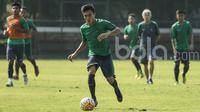 Gelandang Timnas Indonesia U-22, Paulo Sitanggang, menggiring bola saat latihan di Lapangan SPH Karawaci, Banten, Kamis (20/4/2017). (Bola.com/Vitalis Yogi Trisna)
