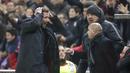 Ekspresi pelatih Atletico Madrid, Diego Simeone (kiri) saat timnya melawan Barcelona pada leg pertama semifinal Copa Del Rey di Vicente Calderon stadium, Madrid, Selasa (01/2/20170.  (EPA/Emilio Naranjo)