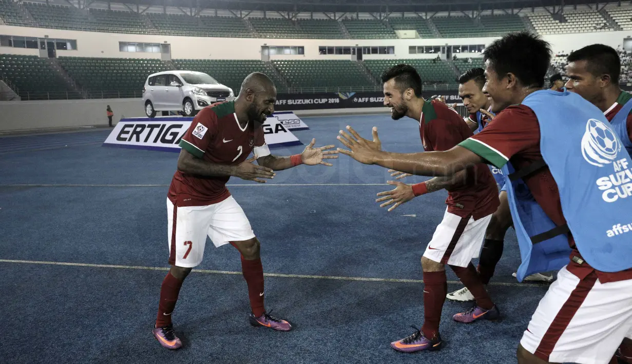 Gaya Robot pemain Timnas Indonesia saat merayakan gol Boaz Solossa ke gawang Filipina pada laga AFF Suzuki Cup 2016 di Philippines Sports Stadium, (22/11/2016). (Bola.com/Nicklas Hanoatubun) 