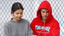 Justin Bieber dikabarkan memberikan jara untuk Selena Gomez saat liburan Thanksgiving. Namun ia tak melakukannya untuk tujuan yang buruk. (HollywoodLife)