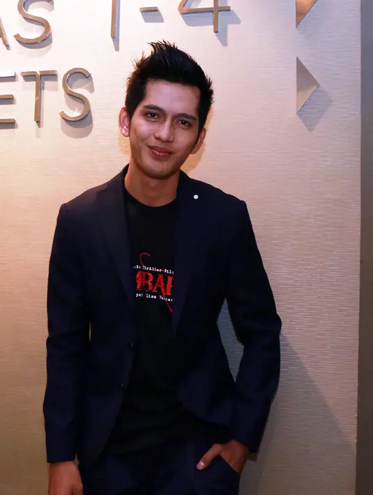 "Yuki orangnya smart, kemudian banyak belajar kita sering sharing masalah akting dan reading. Pengalaman luar biasa. Dia Banyak yang kenal," kata Ilyas Bachtiar di XXI Ciputra Mall, Jakarta Barat, Kamis (6/8/2015). (Wimbarsana/Bintang.com)