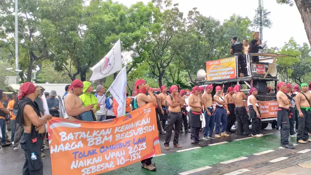 Serikat Buruh Gelar Demo di Balaikota DKI Jakarta