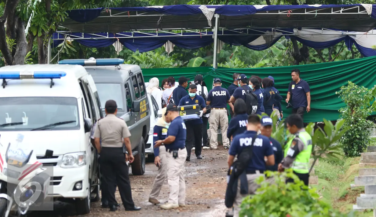 Kepolisian Daerah Metro Jaya bersama petugas TPU Tanah Kusir membongkar makam Allya Siska Nadya, Jakarta, Rabu (13/1). Kepolisian membongkar makam untuk mengotopsi jenazah guna penyelidikan kematiannya pada Agustus 2015 silam. (Liputan6.com/Yoppy Renato)
