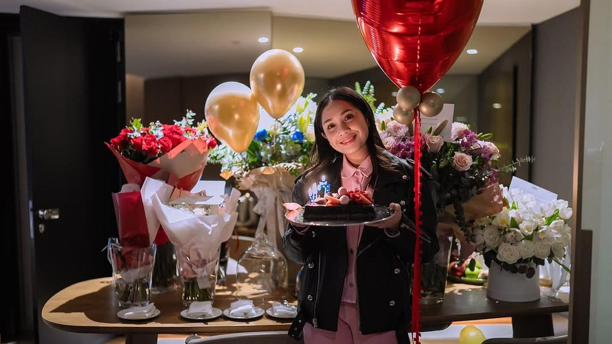 6 Potret Nagita Slavina Tampil Stylish dengan Valentine Outfit di Perayaan Ulang Tahun ke-37
