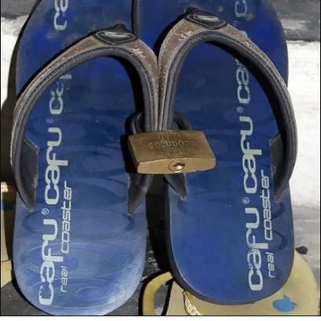 5 Potret Cara Orang Amankan Sandal Jepit Ini Bikin Geleng Kepala