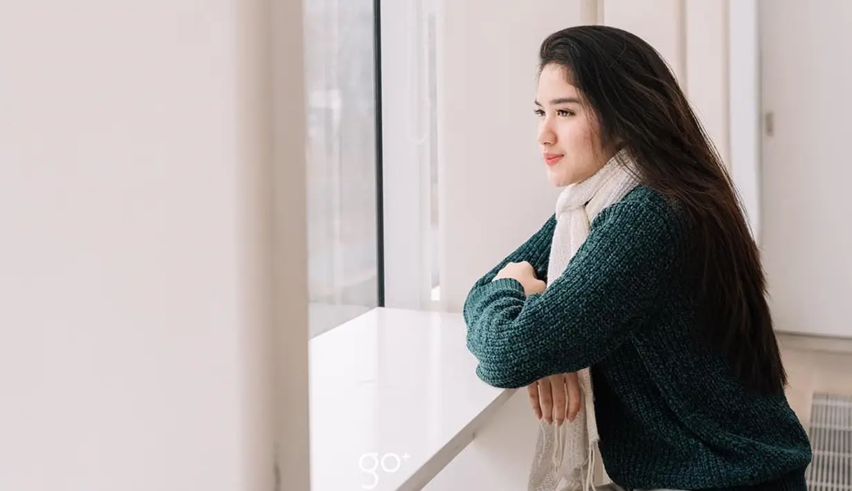 Sering bergaya casual, wanita kelahiran Majalengka ini tampil simpel dengan sweater polos berwarna hitam. Agar tak monoton, aktris sekaligus model ini menambahkan scarf merah jambu di lehernya.Penampilannya terlihat simpel namun tetap elegan.(Liputan6.com/IG/@ochi24)