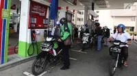 Pemotor mengisi BBM di SPBU Pertamina, Jakarta, Kamis (15/6). Mulai tanggal 18 Juni-24 Juli, harga Pertamax menjadi Rp.8000 8000 yang berlaku di SPBU bertanda khusus yang tersebar di jalur mudik. (Liputan6.com/Angga Yuniar)