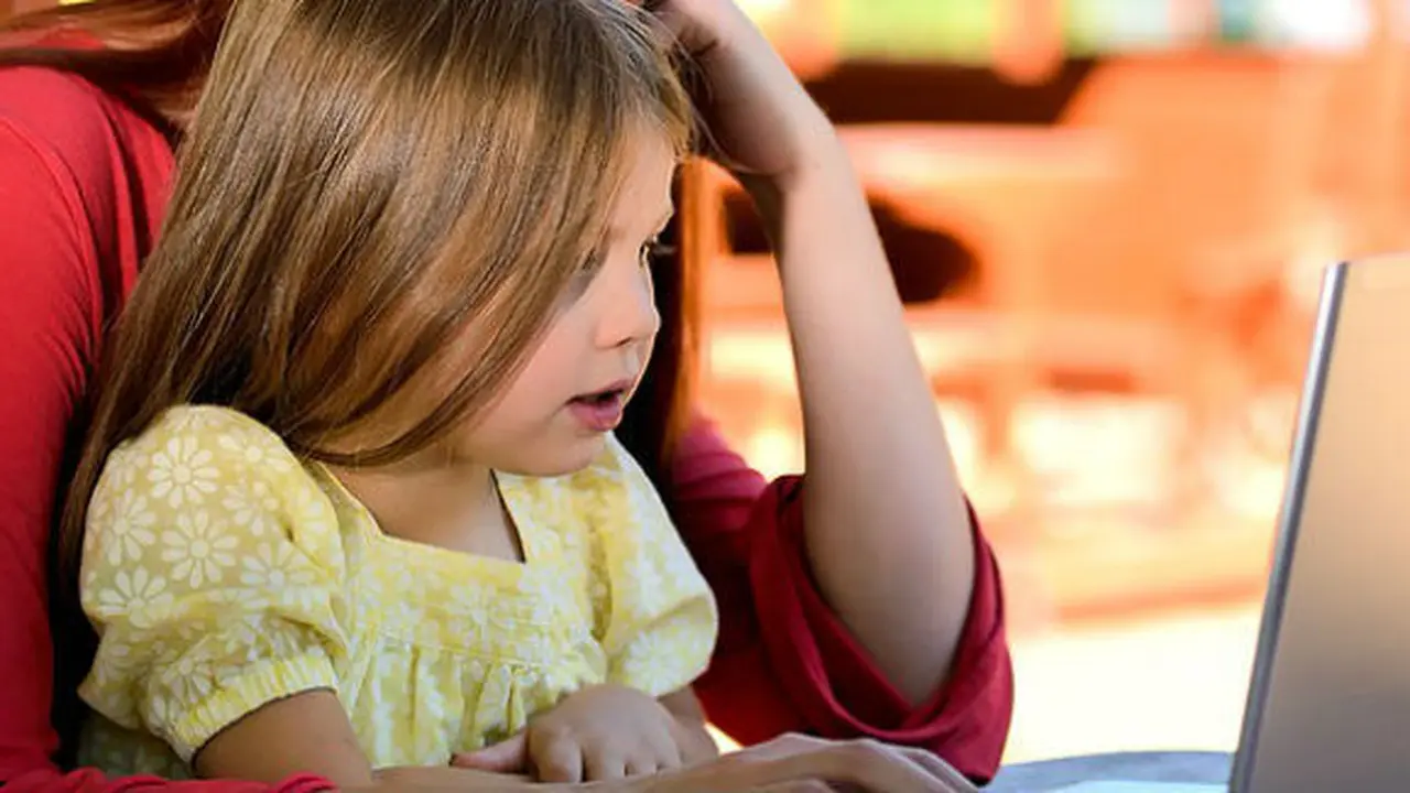 Ilustrasi anak dan gadget