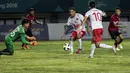 Striker Indonesia, Alberto Goncalves, berusaha mencetak gol ke gawang Laos pada laga Asian Games di Stadion Patriot, Jawa Barat, Jumat (17/8/2018). (Bola.com/Vitalis Yogi Trisna)