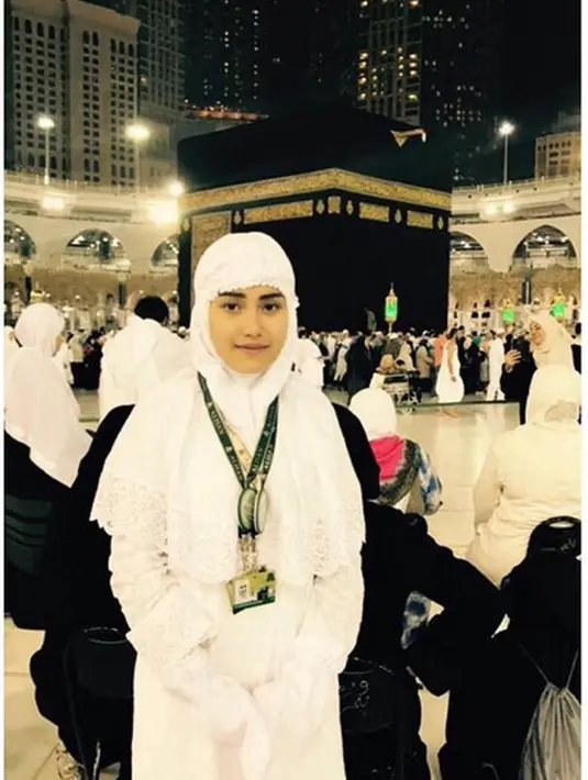 "Ya Allah terima ksh byk telah memanggil hamba untuk berkunjung ke tanah suci Mekkah, hamba bersyukur atas segala nikmat dan rahmatmu yg telah engkau berikan kepada hamba dan orang" yg hamba sayangi," tulis penyanyi asal Depok tersebut. 