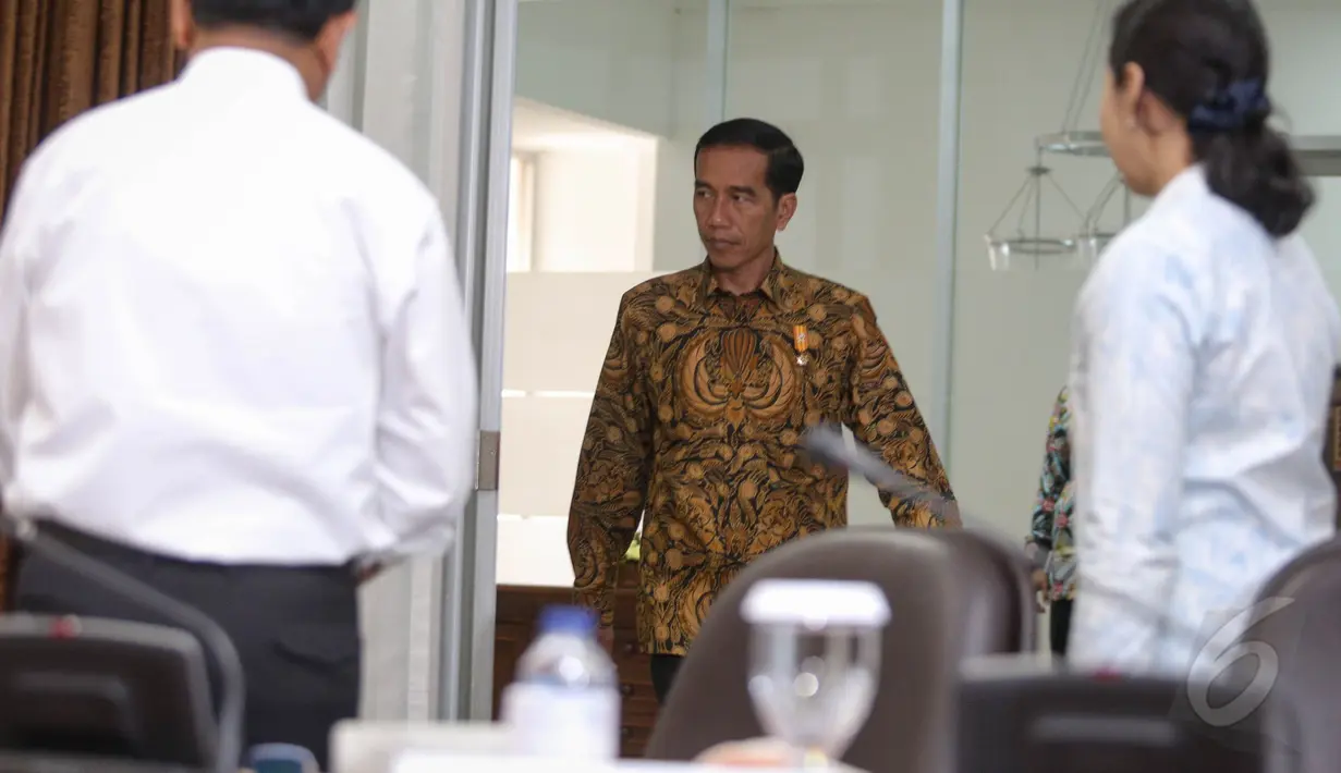 Presiden Joko Widodo saat tiba Kantor Presiden untuk menggelar rapat terbatas, Jakarta, Selasa (26/5/2015). (Liputan6.com/Faizal Fanani)
