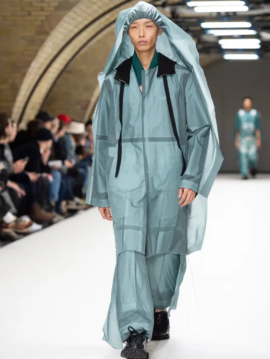 Model membawakan busana kreasi dari perancang Inggris, Craig Green selama gelaran London Fashion Week Men's di London pada 7 Januari 2019. Craig Green menampilkan busana warna-warni berbahan plastik minyak dengan pola yang rumit. (NIKLAS HALLE'N/AFP)