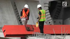 Polisi dan KNKT menggelar olah TKP kecelakaan crane yang menewaskan 4 orang pekerja.