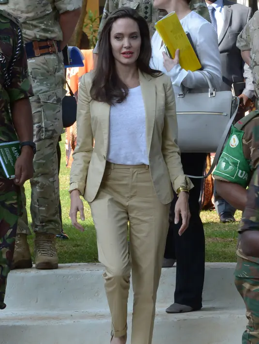 Aktris Angelina Jolie tiba untuk bertemu dengan anggota staf IPSTC dan peserta lainnya untuk memberikan pernyataan menentang kekerasan seksual di Pusat Pelatihan Dukungan Perdamaian Internasional di Nairobi, Kenya, (20/6). (AFP Photo/Simon Maina)