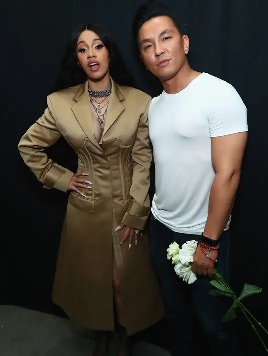 Berpose bareng desainer Prabal Gurung pun Cardi B masih mengandalkan pose mangapnya, lho! (ASTRID STAWIARZ / GETTY IMAGES NORTH AMERICA / AFP)